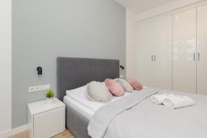 Wola Pet-friendly Apartments with AC SÅ‚awiÅ„ska by Renters