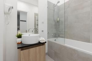 Wola Pet-friendly Apartments with AC Sławińska by Noclegi Renters