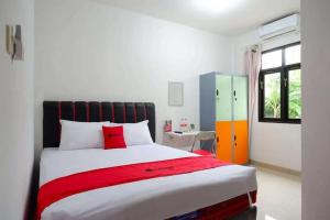 RedDoorz Syariah near Universitas Jenderal Soedirman 2