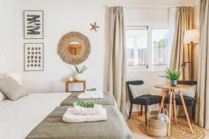 Boutique Beach Villa by Lanzarote Retreats - Private Pool - 1 min walk to Sea Pool