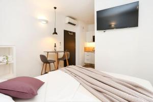 Monfrina 2, stylish Old Town studio apt near beach