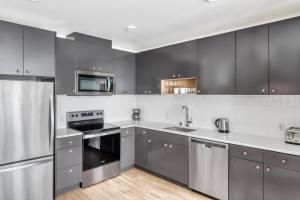 Central District 1br w gym bbq nr downtown SEA-545