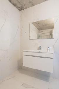 Host Wise - Luxurious Impressive Apartment - Balcony and Pool