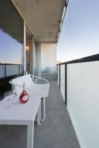 Host Wise - Luxurious Impressive Apartment - Balcony and Pool
