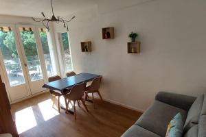 Appartement rénové avec balcon à 100 m de la plage