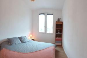 Appartement rénové avec balcon à 100 m de la plage