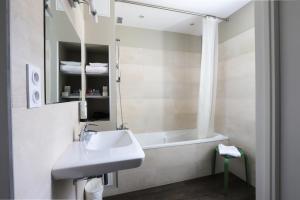 Hotels Hotel Des Cedres : photos des chambres