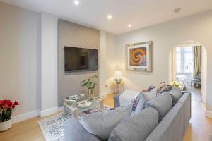 Deluxe One-Bedroom Apartment room in Carmel Apartments