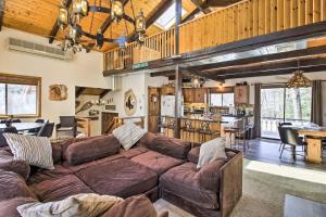 Swiss-Style Chalet w Fireplace - Near Story Land!