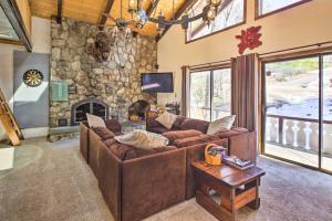 Swiss-Style Chalet w Fireplace - Near Story Land!