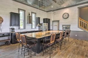 Ladera Wimberley Estate on 13 Acres with Hot Tub