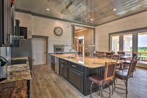 Ladera Wimberley Estate on 13 Acres with Hot Tub