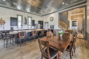 Ladera Wimberley Estate on 13 Acres with Hot Tub