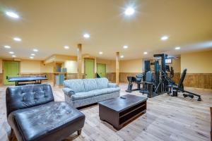 4 Mi to Mount Snow West Dover Cabin with Game Room