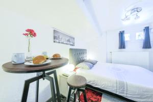 Appartements 8/9 personnes, ensemble de 3 logements tous equipes et climatises, Wifi, Netflix, centre ville a 400m, boites a cles : photos des chambres