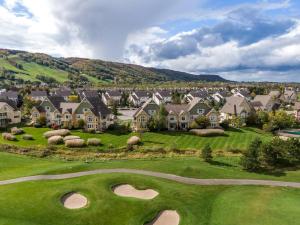 The Green Getaway with Mtn Views