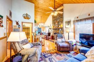Scenic Marble Cabin w Fire Pit!