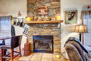 Scenic Marble Cabin w Fire Pit!