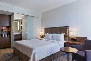 Standard King Room room in Courtyard by Marriott Wiesbaden-Nordenstadt