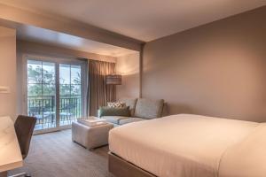 Island View, One King Bed with Balcony room in Courtyard by Marriott Jekyll Island