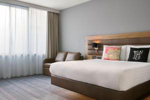 Moxy Sleeper Queen & Sofa, Guest room, 1 Queen room in Moxy Dublin City
