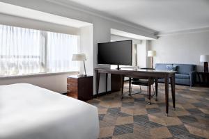 Junior Suite, 1 King, Sofa bed  room in Sheraton Dallas Hotel