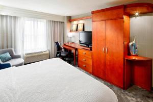 King Room room in Courtyard Hamilton