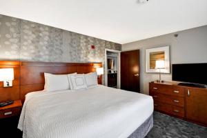 King Suite with Sofa Bed room in Courtyard by Marriott Jacksonville Airport/ Northeast