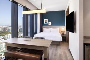 Deluxe Guest Room, 1 King, City View