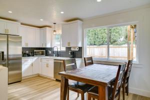 Vancouver Vacation Rental 16 Mi to Portland!