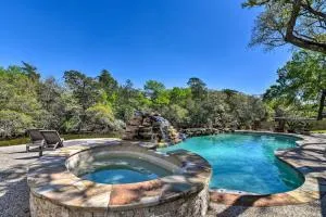 Waterfront Family Home with Patio in Hitchcock - La Marque