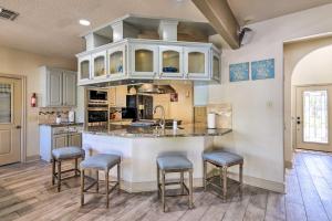 Waterfront Family Home with Patio in Hitchcock