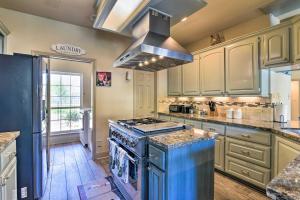 Waterfront Family Home with Patio in Hitchcock