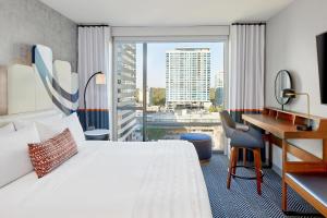 Guest Room, 1 King room in Le Méridien St. Louis Clayton