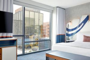 Executive, Larger Guest room, 1 King, Sofa bed room in Le Méridien St. Louis Clayton