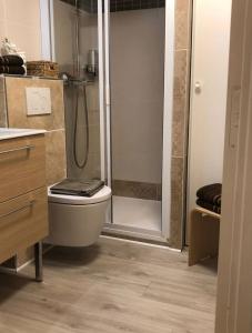 Côte dAzur joli studio 50m plage, climatisation , parking.