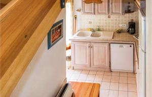 Maisons de vacances Amazing Home In Oppde With Wifi, Private Swimming Pool And 2 Bedrooms : photos des chambres