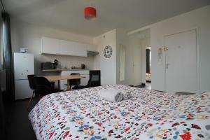 Appartements Parking rue Gratuit, 10mn metro 8 Paris, Lit, Canape Convertible, Cuisine, Lave Linge, 1er etage : photos des chambres