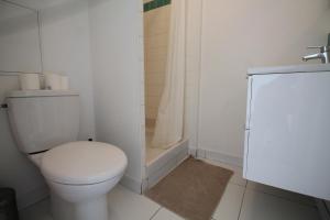 Appartements Parking rue Gratuit, 10mn metro 8 Paris, Lit, Canape Convertible, Cuisine, Lave Linge, 1er etage : photos des chambres