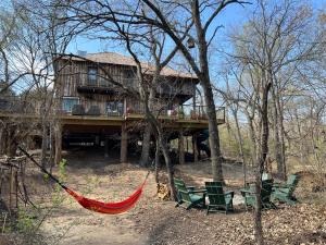 obrázek - "Magical Treehouse" w spiral slide off the deck 350 acres on the Brazos River! Tubing! Petting Zoo!