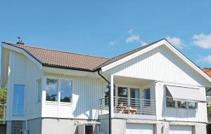 Amazing Home In Västra Frölund..