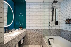 RYSE, Autograph Collection