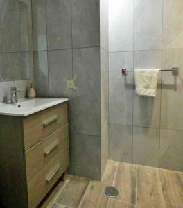 Lovely 2 bedroom apartment 2nd line to beach