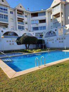 Lovely 2 bedroom apartment 2nd line to beach