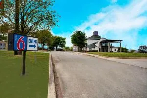 Motel 6-San Antonio, TX - Sea World North - Castroville