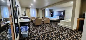King Suite with Sofa Bed and Whirlpool - Non-smoking room in Shakopee Inn