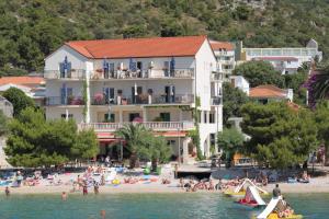 Apartments by the sea Drvenik Donja vala, Makarska - 18217 