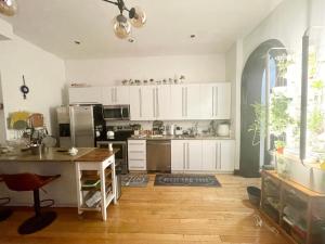 Beautiful and spacious apartment in Times Square!