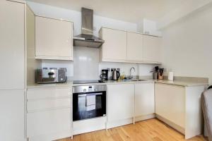 BR6 - Beautiful 1 Bed Flat in Heart of Borough