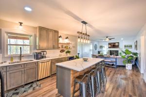 Townville Lake House with Private Dock, Kayaks!